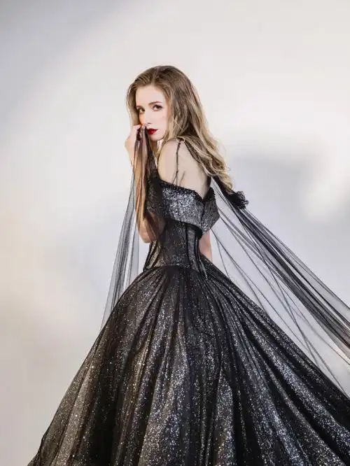 她为你穿上黑色婚纱婚纱礼服