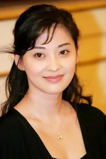 45岁梅婷穿泰迪绒外套真显嫩!皮肤白皙似少女,歪头笑娇羞可人