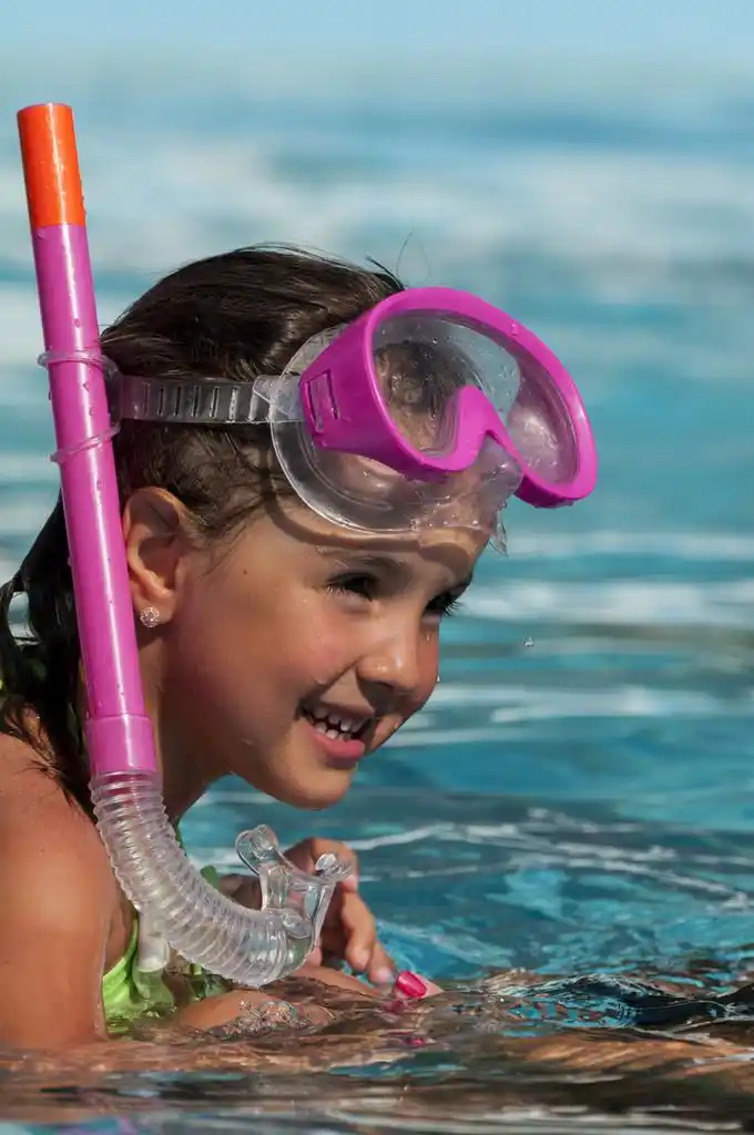 小女孩戴着潜水面具