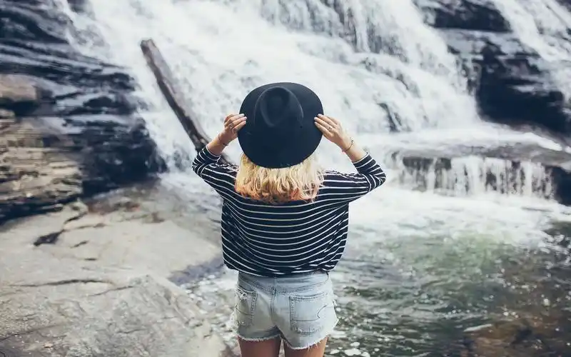 戴帽子女孩的唯美背影图片桌面壁纸