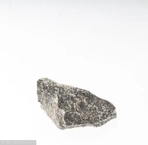 白色背景的鲕状石灰岩矿物样品工作室拍摄