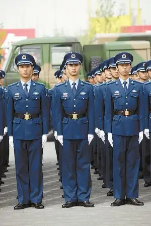 集中展示了新换发的陆军,海军