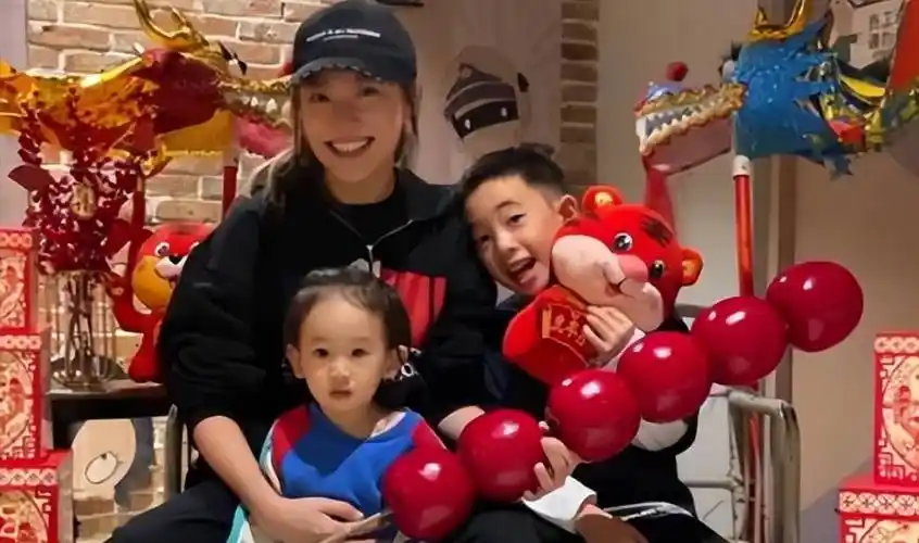 原创应采儿晒母子游玩照hoho扎小揪揪如女孩网友可惜长相都随爹