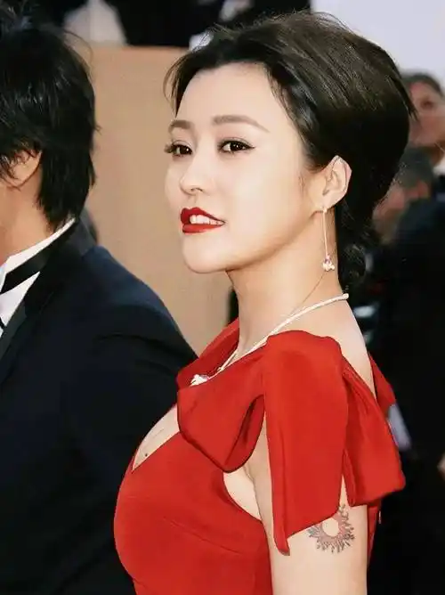 被"又瘦又有肉"的郝蕾惊艳,整个人面相都变了,颜值惊鸿一瞥!