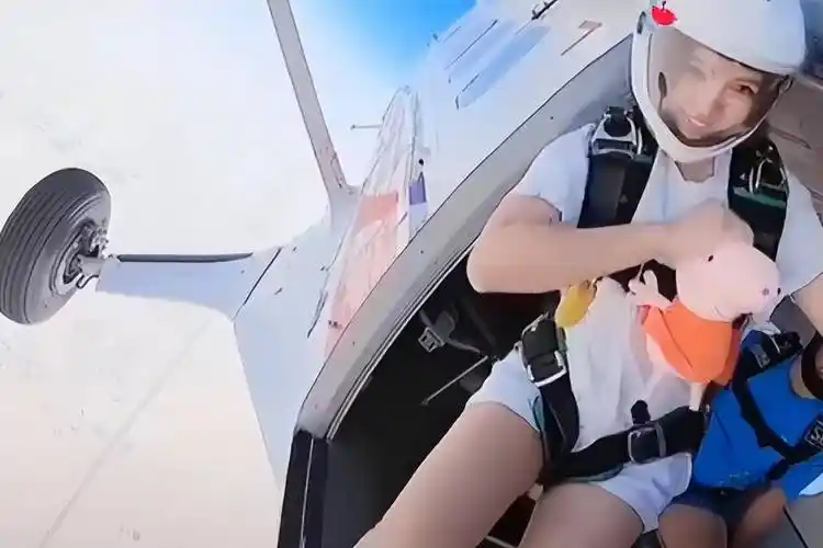 女孩因翼装飞行去世,生前19秒照片曝光:女孩在空中露出诡异微笑_刘安