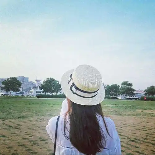 女生戴帽子背影头像