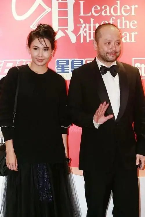 邱淑贞的"原装脸"也扛不住岁月,和老公同框老态渐起,气质加分