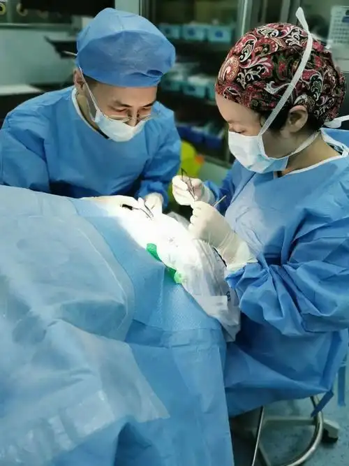 眼科医生正在进行斜视手术