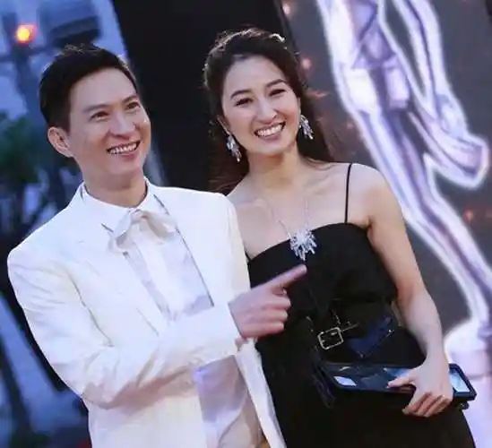 关咏荷已经淡出荧幕多年,这些年来她在家相夫教子,默默支持老公张家辉