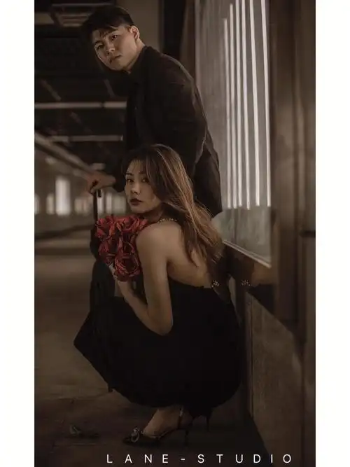 街拍隧道黑色高冷礼服婚纱照