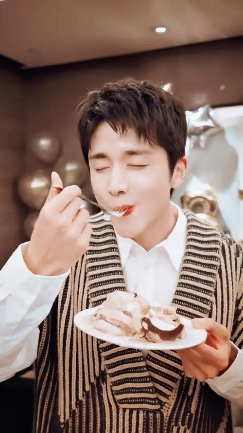 张新成初秋烛光氛围感写真##张新成生日童趣九宫格