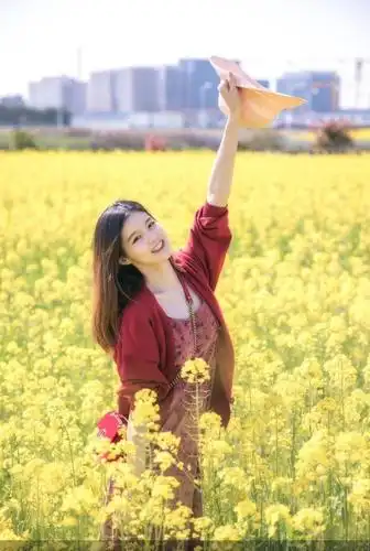 花海美女,完美五官,皮肤白皙,关键是气质特别好