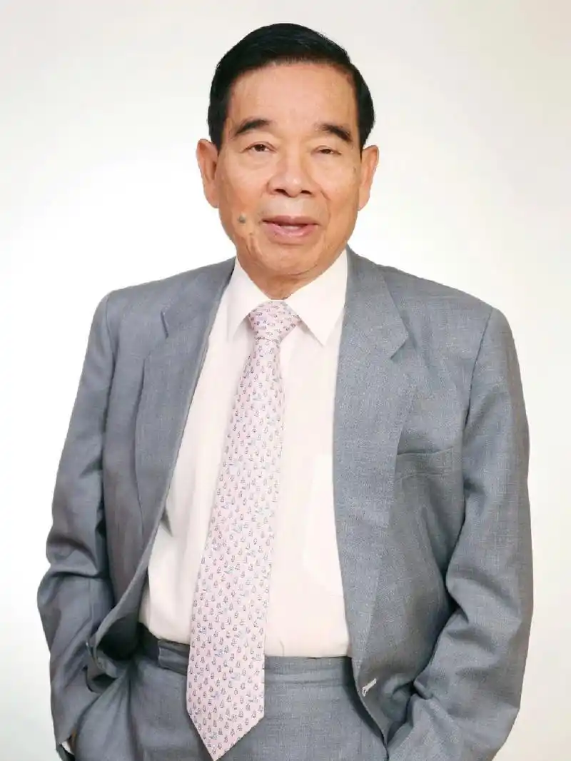 故事|郑裕彤-周大福 1925年,郑裕彤出生于广东省顺德县一个贫寒的家庭