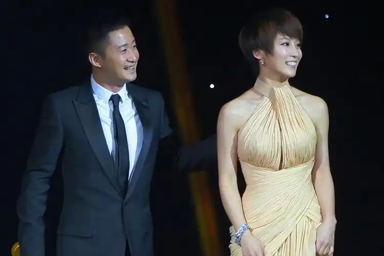 因赚不到500万被前女友抛弃娶小10岁的她后身价暴涨20亿