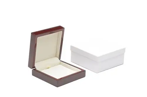 montreal 光泽棕色木质项链盒