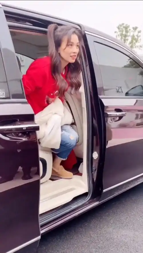 51岁张庭,她什么都不缺,做的保姆车,一条破洞牛仔裤穿10年舍不得仍,你