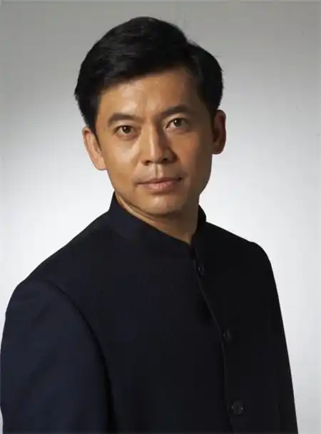 也因为他身上的这种正气,他参演了很多战争片,如《紫荆勋章》,《亮剑