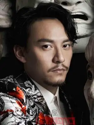 首页 美发 发型 老干部张震的这款大偏分样式的男士短卷发,刘海做的很