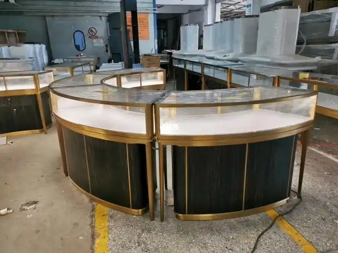 弧形木纹烤漆珠宝展柜