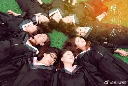 特殊的联系:毕业照将特定的人和物联系在了一起,照片中的老师,同学