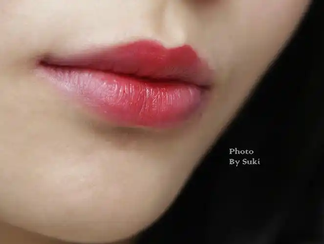 第二种就是直接涂抹,对于大红色的唇膏,最好是用唇笔画,这样边缘才