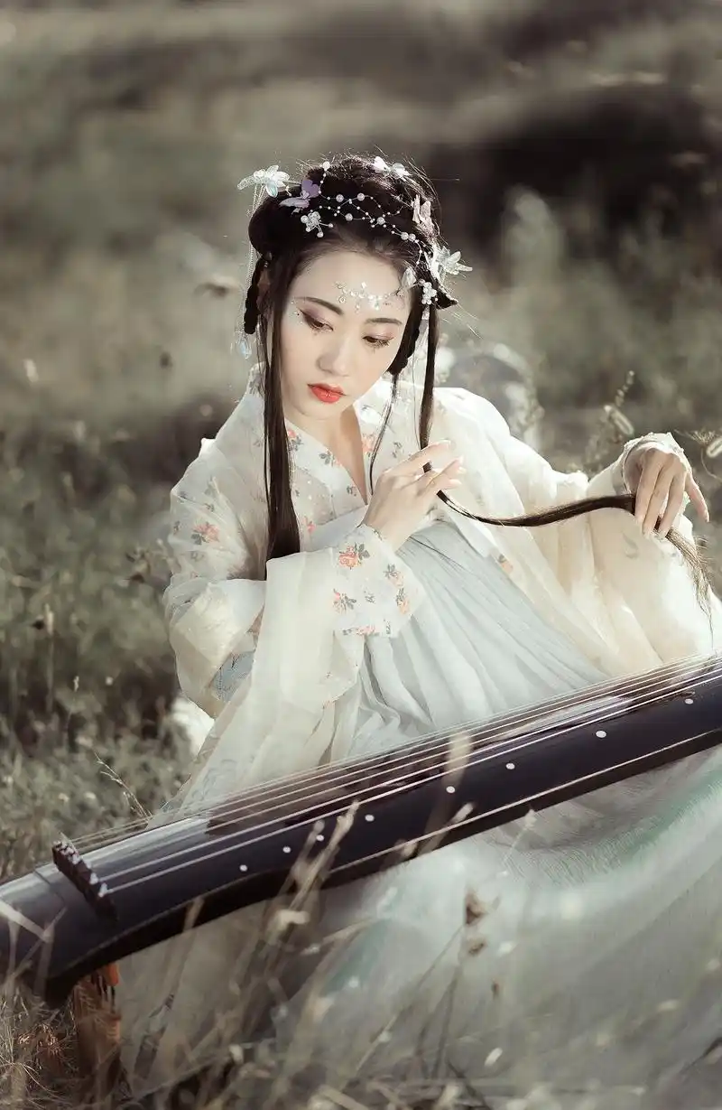 写真:弹古琴穿古装,小姐姐美不美?