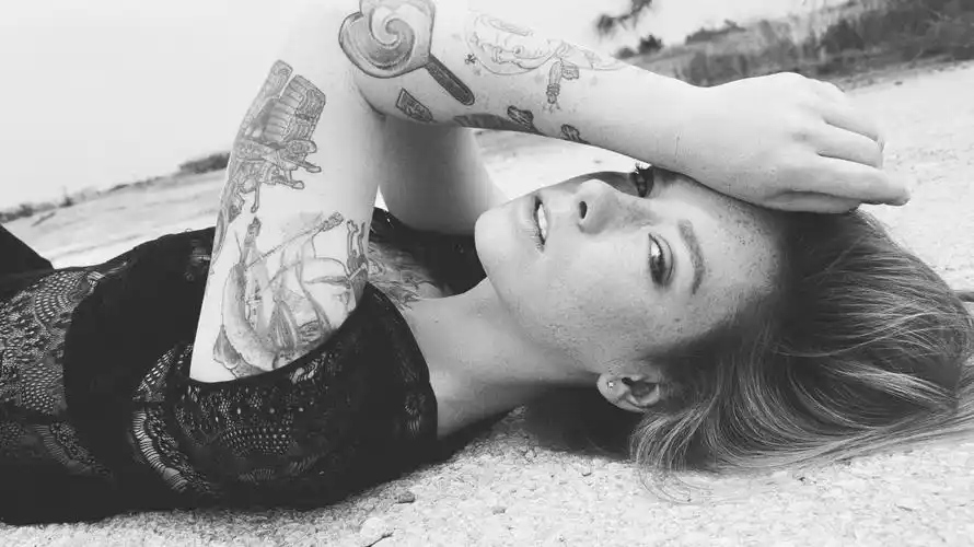 欧美简约风格个性美女图片