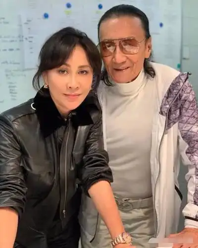 刘嘉玲晒与谢贤合照,两人同穿白色套装酷炫十足,谢贤清瘦状态佳