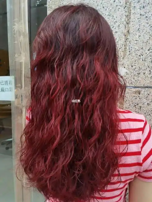 红头发 ,本来打算染黑紫色的,但是不持久那就蜡染一个紫红色头发吧!