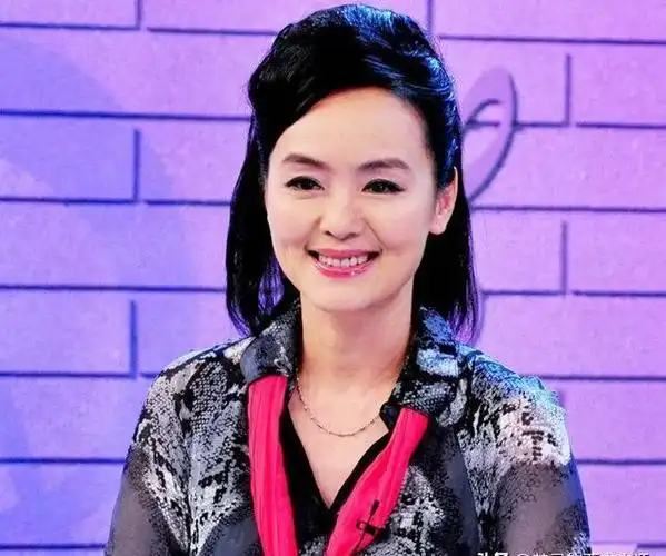 央视主持人孙小梅:嫁小2岁哈佛大学海归,今58岁活成人生赢家