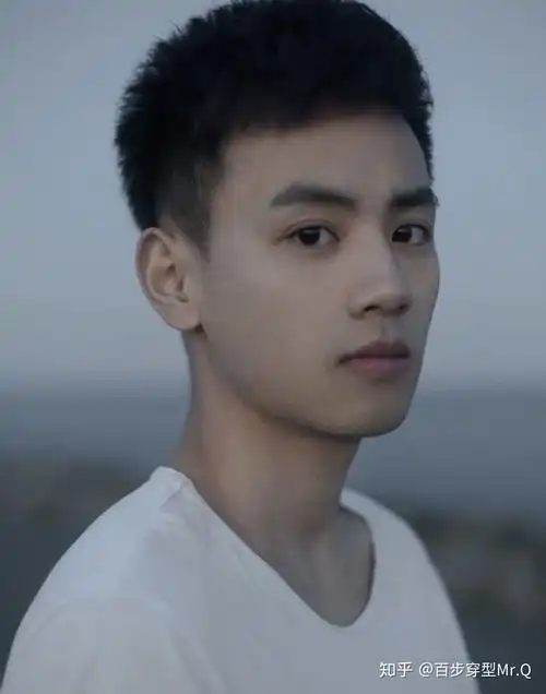 薄三分之一发量,不用烫发,发泥抓出发束感和理发师沟通如下:男生的