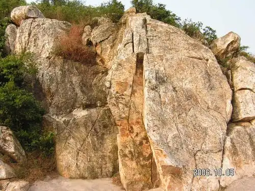 山顶有一块大石头.