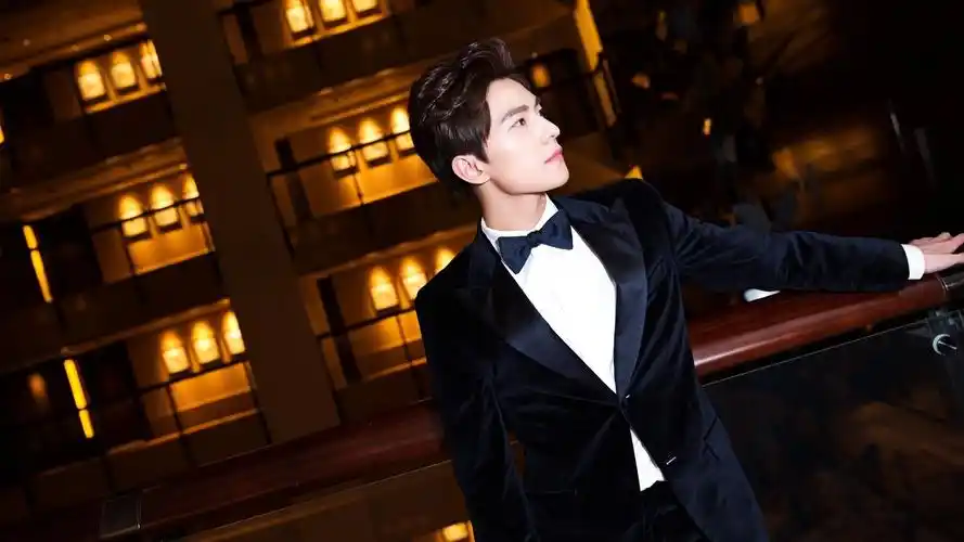 杨洋西装明星风尚壁纸3