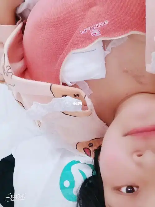 是第五天了,我的小手输液已经肿了,不过回奶开始起效果了,纱布没有湿