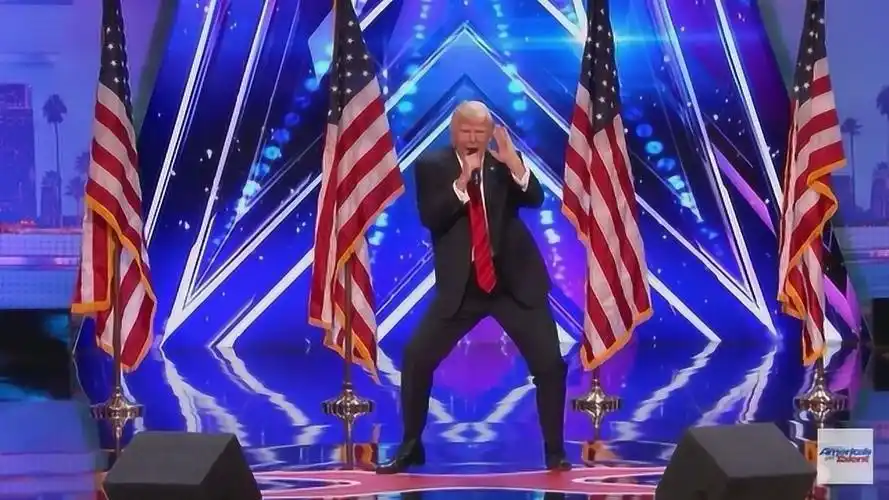 美国达人秀:怪大叔再次模仿"总统"登台演唱,嗨爆全场!