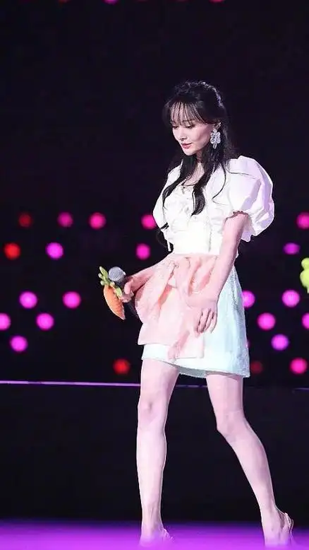 郑爽太瘦也不好看脸颊凹陷双腿瘦到了极致全网都想让她吃胖点