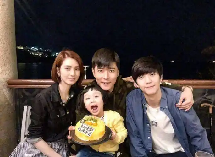 张丹峰前经纪人现状曝光,颜值大变越来越精致,还疑似交了新男友_毕滢