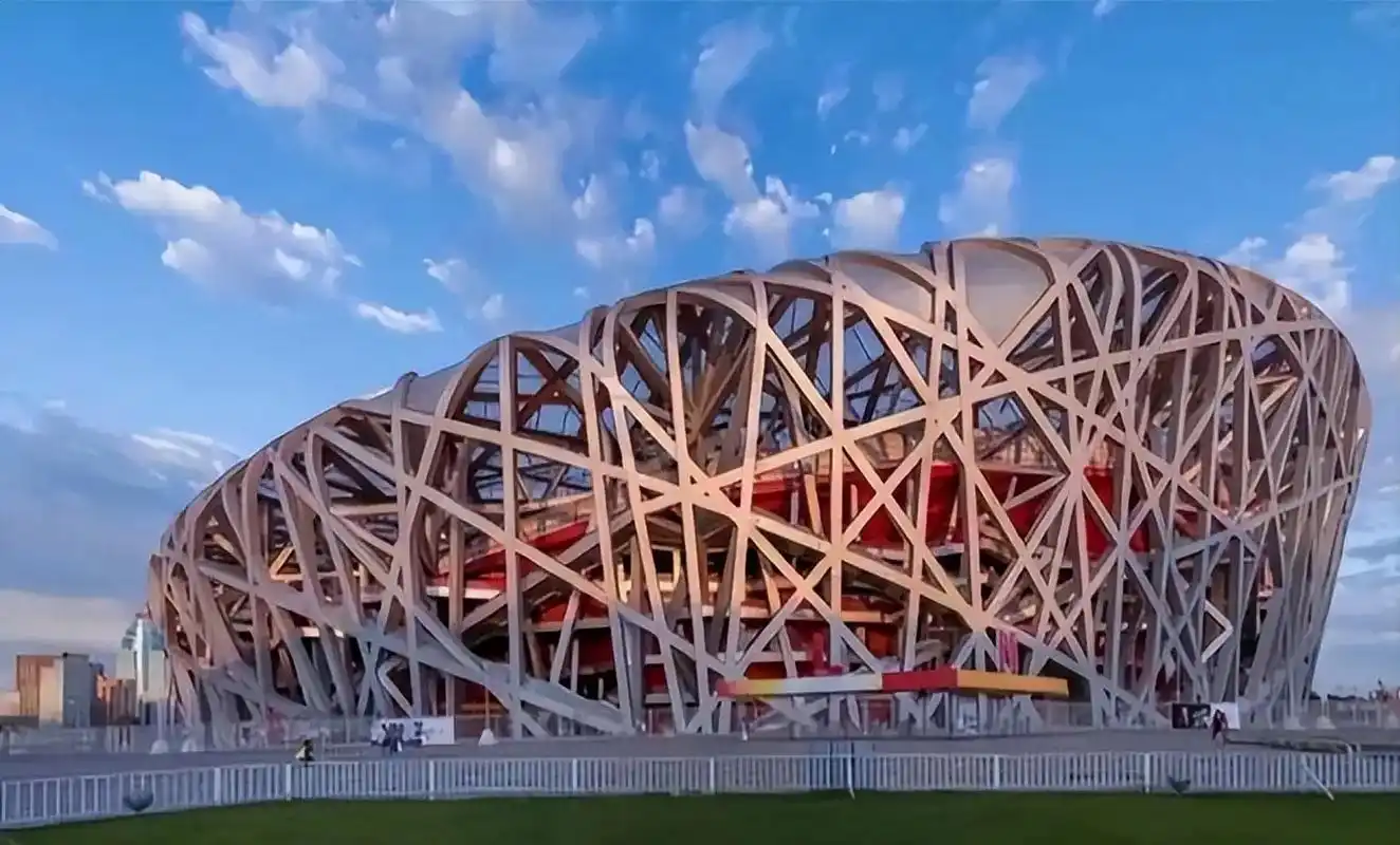 近15年来,鸟巢作为北京奥运会的标志性建筑,引起了人们对其经济效益的