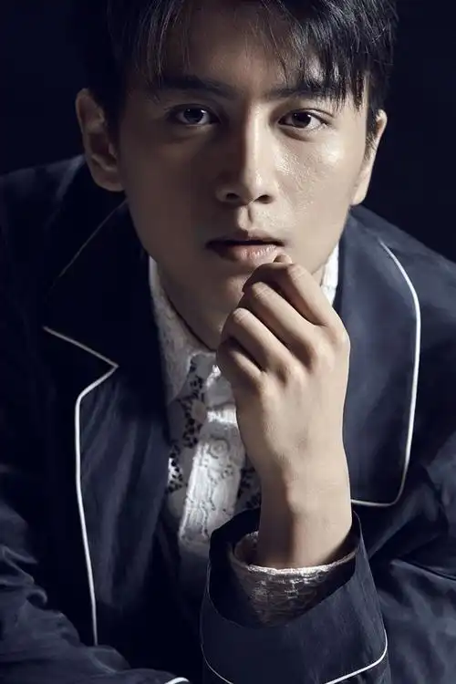 陈晓近日,陈晓曝光了一组时尚写真,照片中,他身穿蓝黑色的丝绸睡衣,内