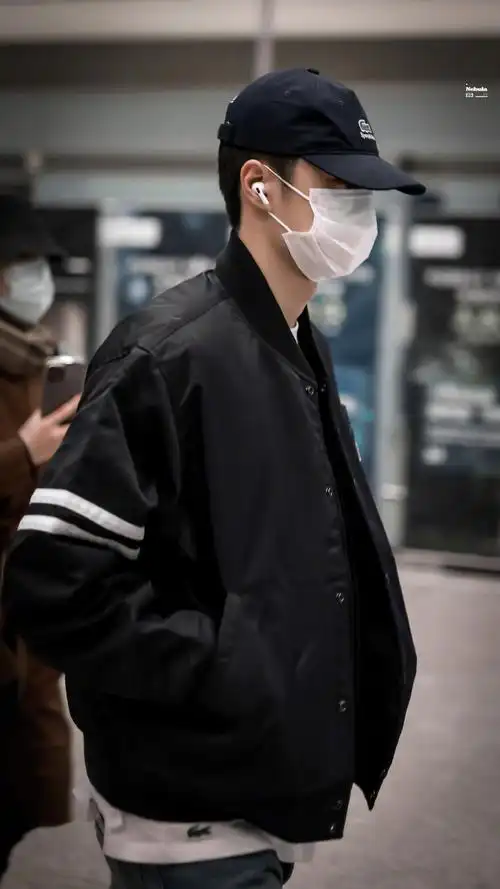 王一博身穿lacoste夹克外套,头戴棒球帽00,搭配牛仔裤和chanel运动