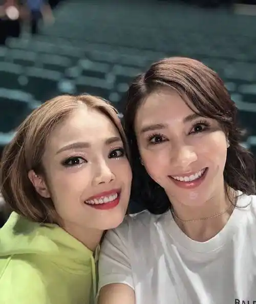 黎姿晒与容祖儿演唱会合照二人贴脸搂腰对镜甜笑