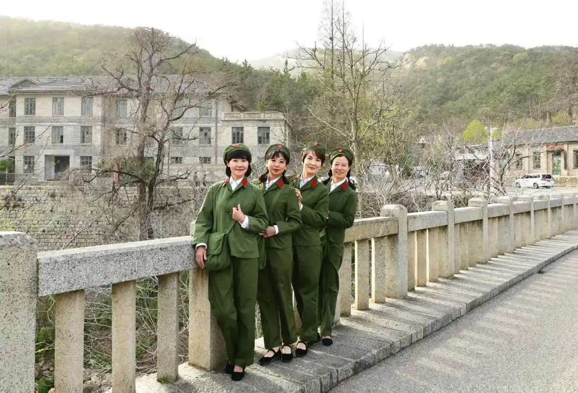 《回忆我们的芳华岁月》之一 年过半百,再次穿上这身军装,耳边 - 抖音