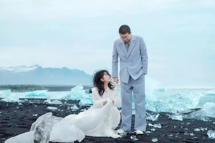 李诞与黑尾酱的婚纱照拍得这么仙!背景是p的?