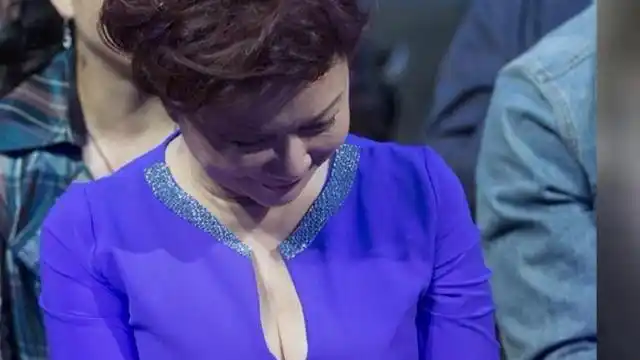 碾压嫩模不是事!55岁蔡明弯腰深v秀性感