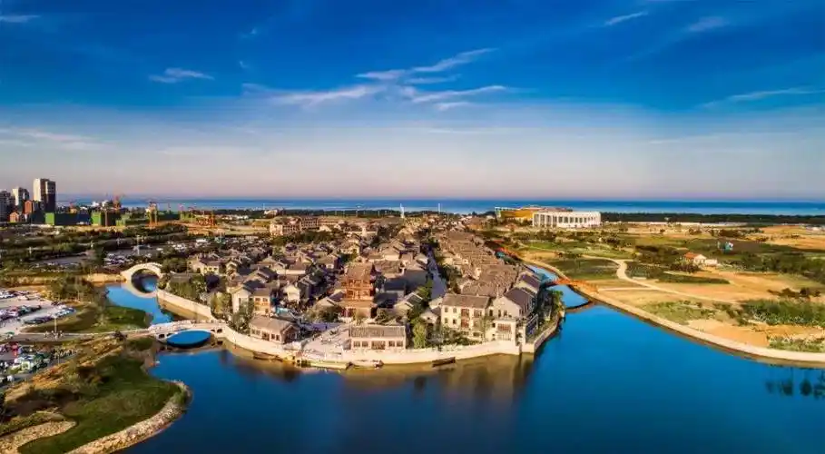 东夷小镇03转身望向大海,海浪轻抚着沙滩,似乎在诉说着海的温柔.