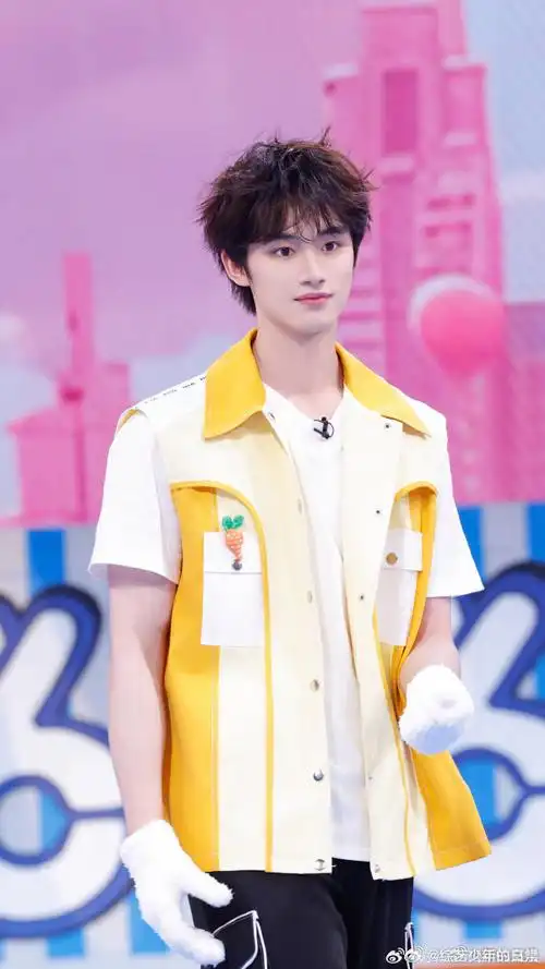 丁程鑫粉花白衬衫