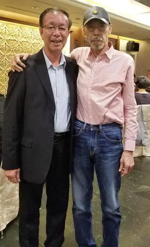 冯淬帆消瘦了很多,幸好精神不错.