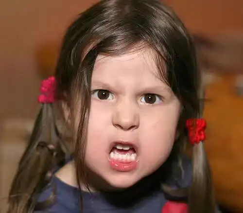 我喜欢的女孩在朋友圈发的:有些人的态度我真的不想说,我自己好自为之