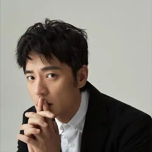 作为演员,李光洁非常成功,但在感情上,8年演艺经历却有3位女友,"风流"