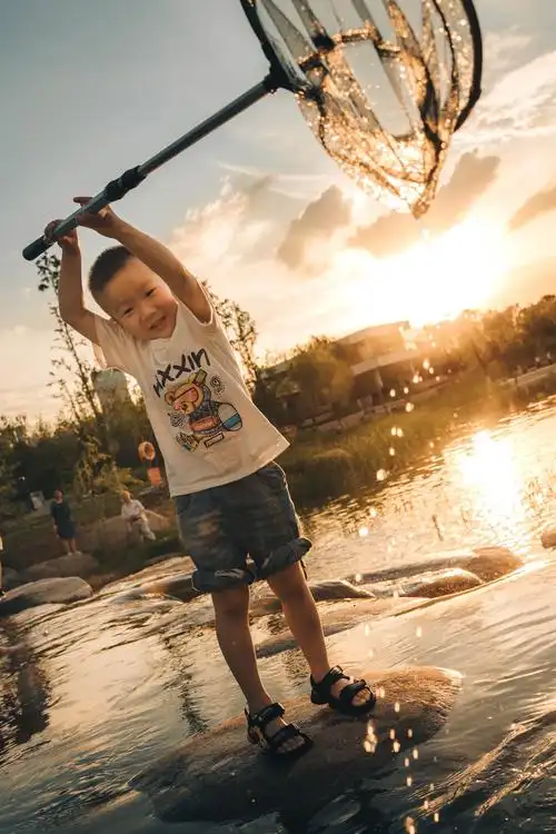 儿童纪实|夕阳下的戏水_儿童_poco摄影,夕阳逆光,儿童,生活日记博文